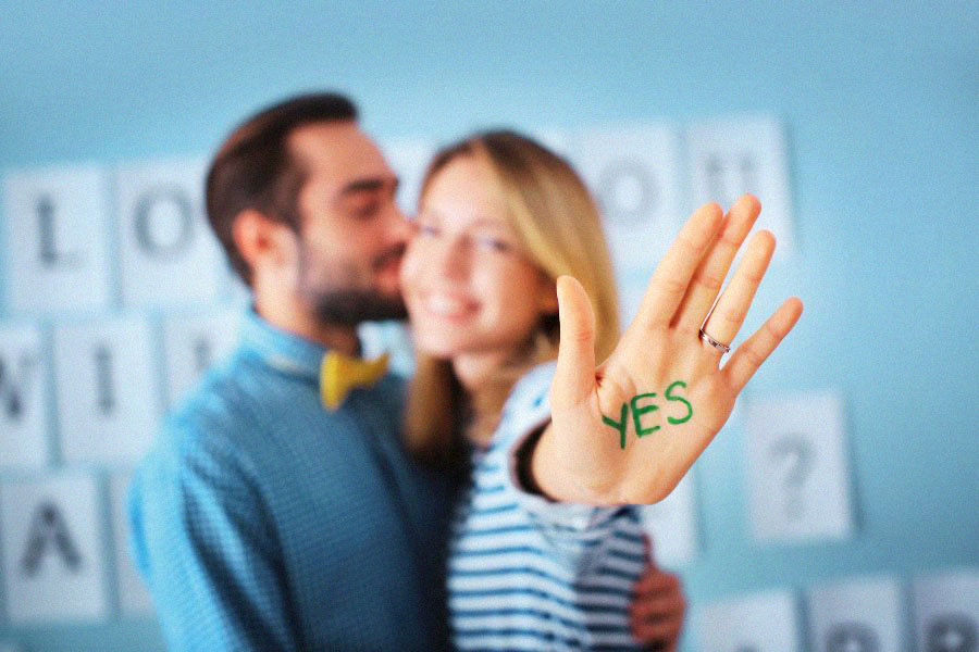 How To Say Yes To A Date Without Sounding Desperate